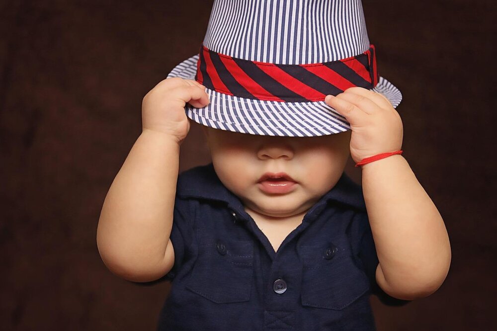 Baby mit Hut, Smbolfoto