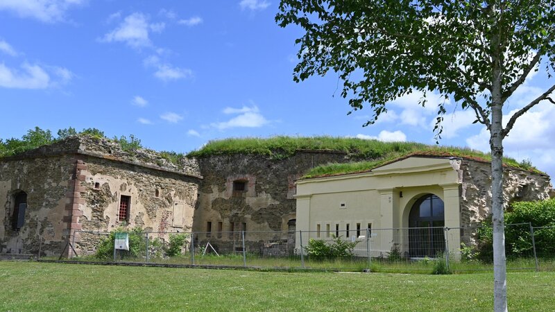 Der Platz vor dem Torhaus wird auf dem Asterstein als neuer Stadtteilmittelpunkt ausgebaut.