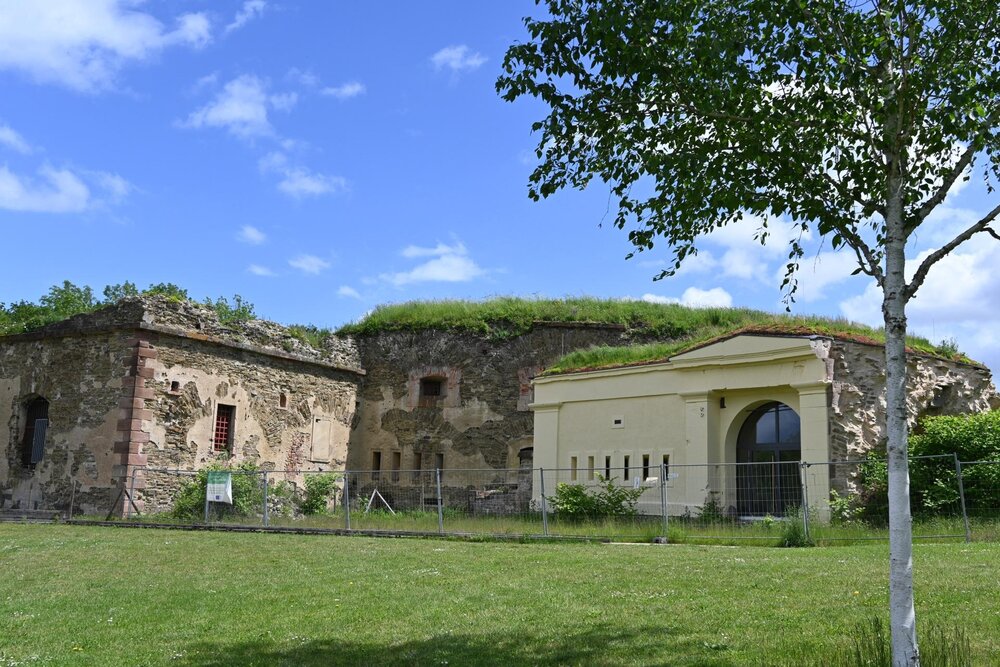 Der Platz vor dem Torhaus wird auf dem Asterstein als neuer Stadtteilmittelpunkt ausgebaut.