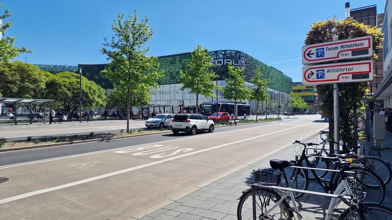 Die Görgenstraße in Koblenz mit Blick auf den Zentralplatz mit Forum Mittelrhein.