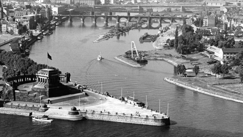 Mahnmal der Deutschen Einheit in den 1960er Jahren in Koblenz am Deutschen Eck