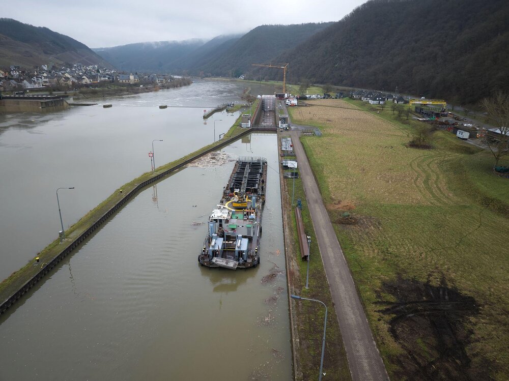 Das Tor bleibt vorläufig noch auf dem Schiff liegen.