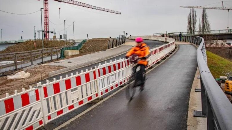 Die neugebaute Südrampe der Pfaffendorfer Brücke ist mittlerweile teilweise für den Fuß- und Radverkehr geöffnet. In den vergangenen Tagen wurde hier eine provisorische LED-Beleuchtung von bi