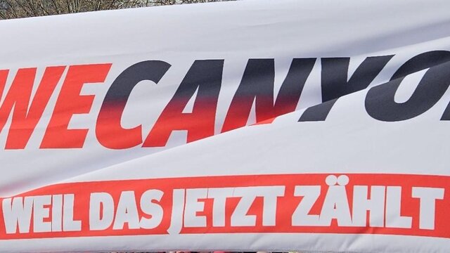 "YESWECANYON" - Ein Banner der IG Metall Canyon-Stellenabbau in Koblenz: IG Metall hat Zweifel an Plänen