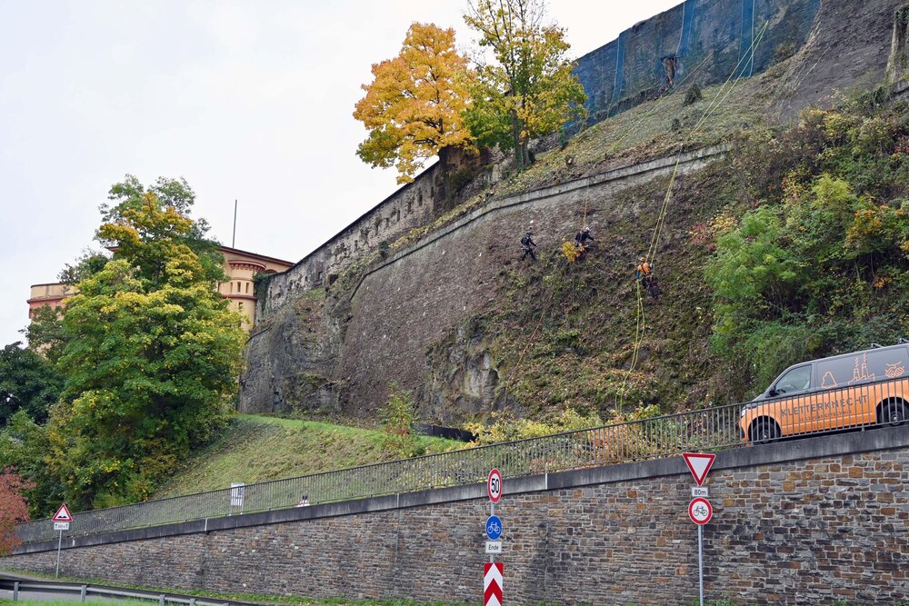 Ein Teil der Hangmauer von Fort Konstantin ist bereits freigelegt und weißt Schäden auf. Der unterhalb verlaufende Fuß- und Radweg bleibt deshalb wegen akuter Steinschlaggefahr voraussichtlic