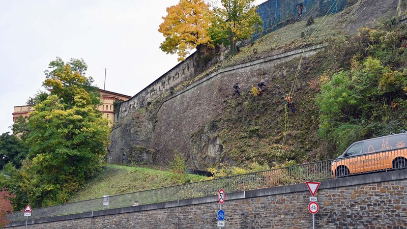 Ein Teil der Hangmauer von Fort Konstantin ist bereits freigelegt und weißt Schäden auf. Der unterhalb verlaufende Fuß- und Radweg bleibt deshalb wegen akuter Steinschlaggefahr voraussichtlic