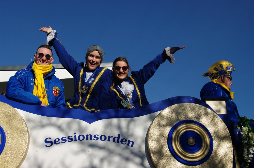Rosenmontagszug bei blauem Himmel - was will men mehr?! Rosenmontagszug bei blauem Himmel - was will men mehr?!