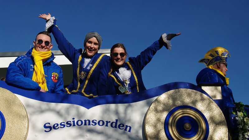 Rosenmontagszug bei blauem Himmel - was will men mehr?!