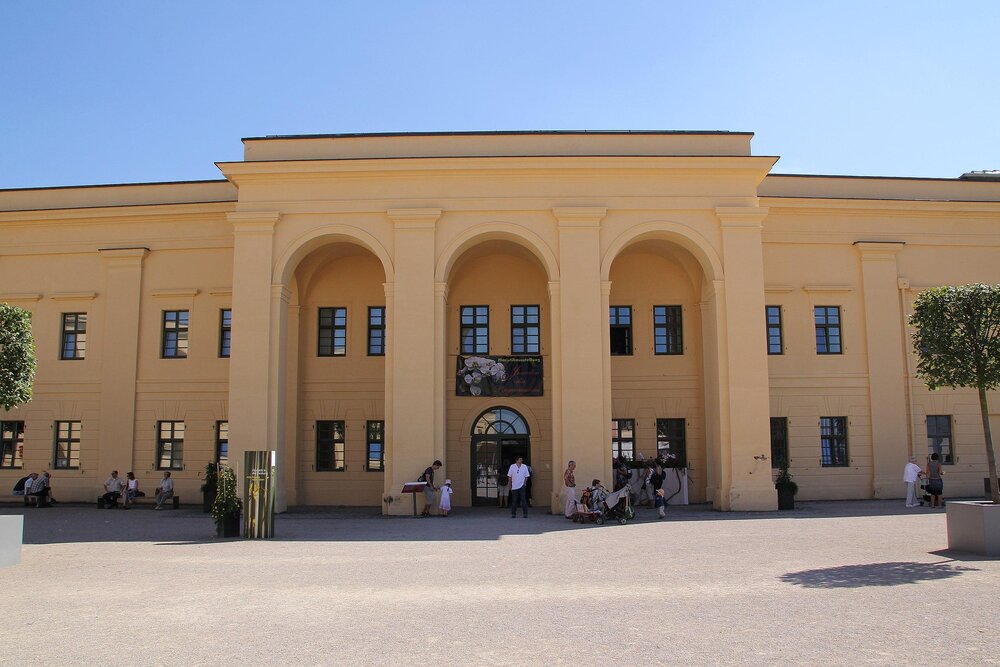 Der Eingang zum Haupthaus des Landesmuseums am Oberen Schlosshof,