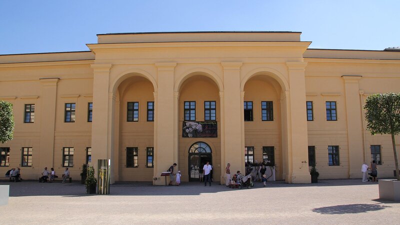 Der Eingang zum Haupthaus des Landesmuseums am Oberen Schlosshof,