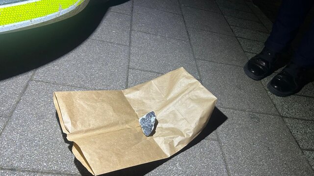 Nahaufnahmen des Meteoriten, der in Koblenz-Güls einschlug. Meteoritensuche in Koblenz: Polizei droht mit Strafanzeige