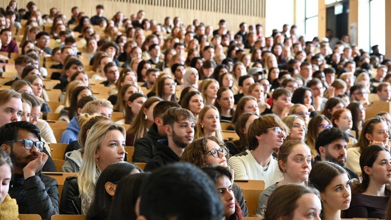 Voller Hörsaal bei der Erstsemesterbegrüßung zum Start des Wintersemesters an der Universität Koblenz.