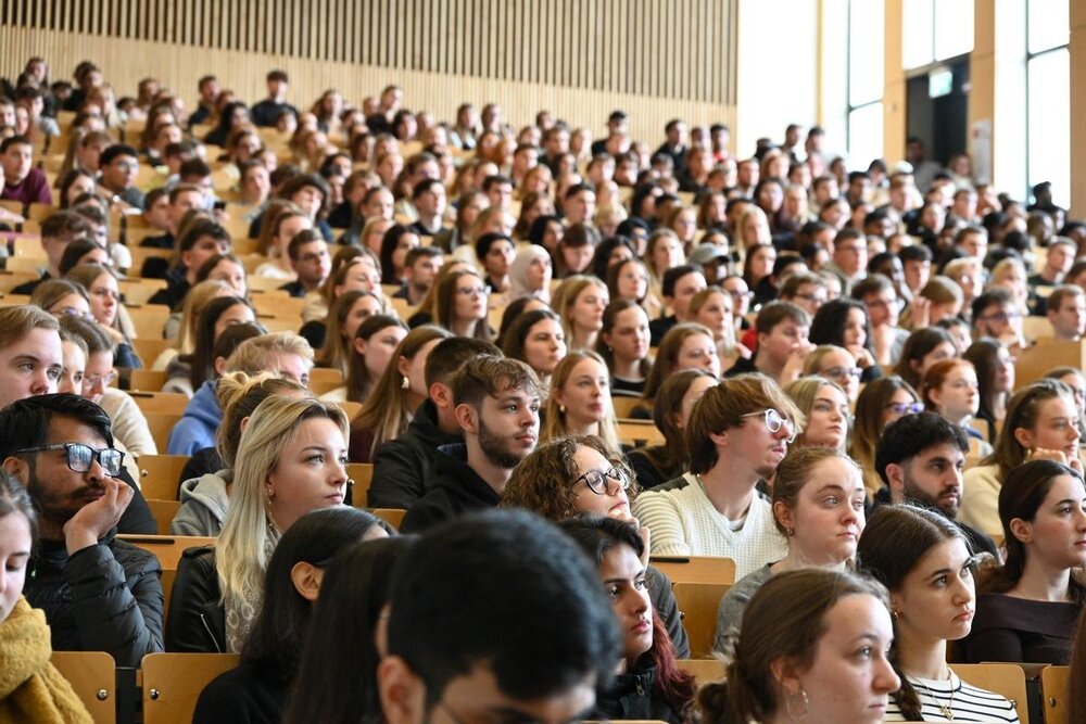 Voller Hörsaal bei der Erstsemesterbegrüßung zum Start des Wintersemesters an der Universität Koblenz.