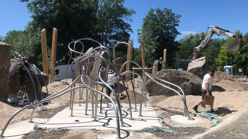 An geschwungenen Edelstahlrohren kann demnächst zwischen Felsen und massiven Holzbalken geklettert, geturnt und gespielt werden. Mit den sogenannten Whoop Loops bekommt der Spielplatz Bleiden