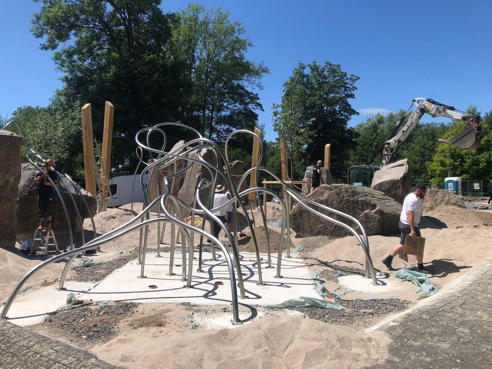 An geschwungenen Edelstahlrohren kann demnächst zwischen Felsen und massiven Holzbalken geklettert, geturnt und gespielt werden. Mit den sogenannten Whoop Loops bekommt der Spielplatz Bleiden