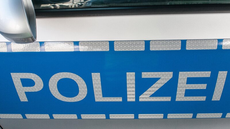 LKW-Ladung beschädigt PKW - Zeugen geszcht,