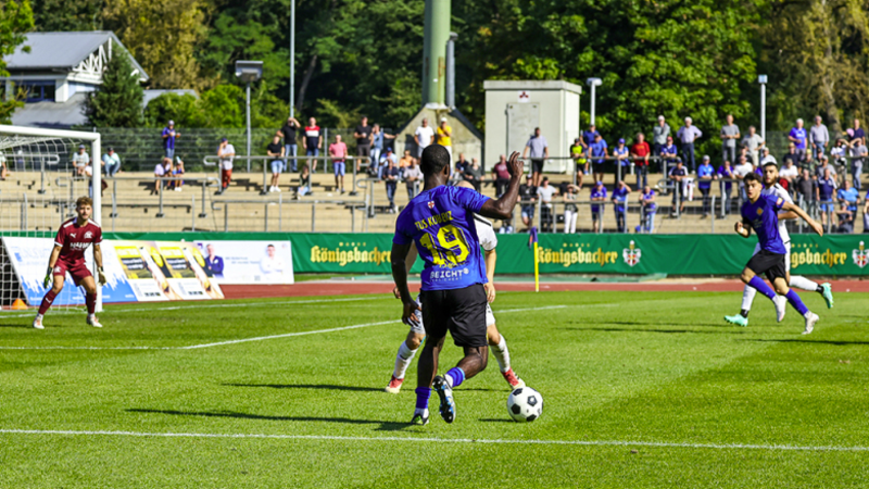 Dylan Esmel im Duell gegen den FC Karbach (2024)