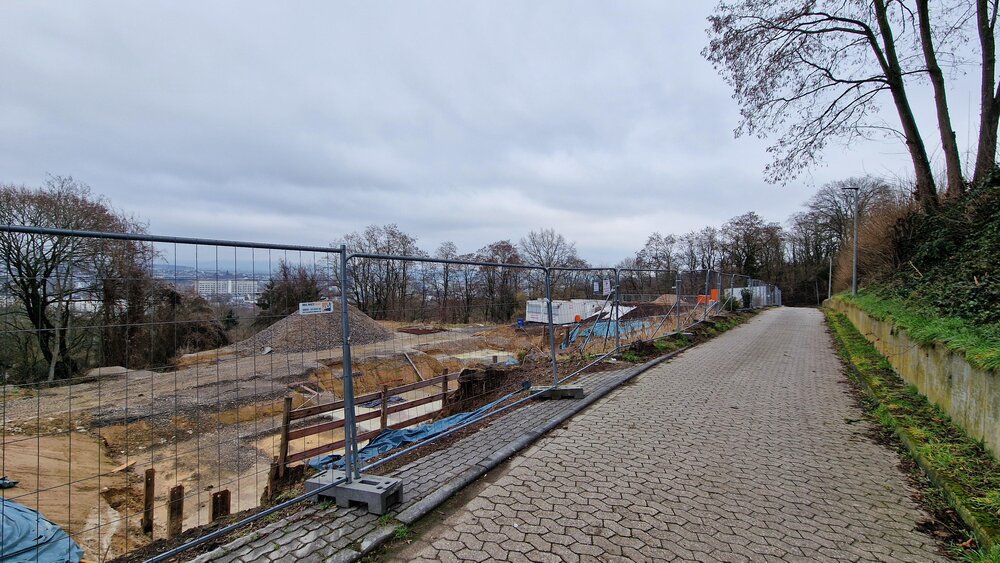 Auf der Baustelle des Wohnprojekts „Maiblick Living“ in Koblenz-Moselweiß herrscht momentan Stillstand.