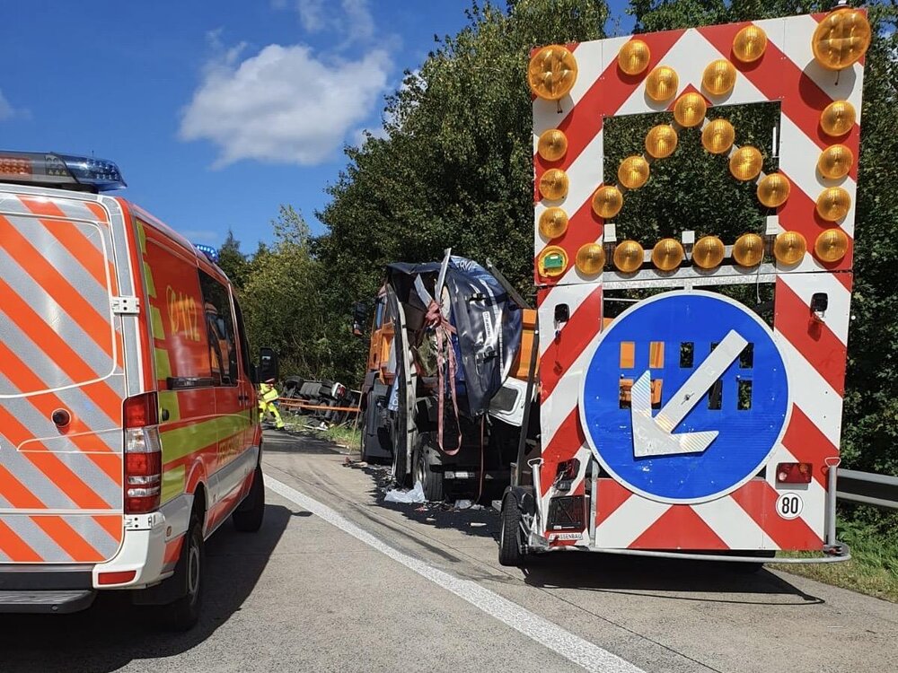 Ein Sattelzug war mit einem LKW der Autobahnmeisterei, der Mäharbeiten absicherte, kollidiert und kippte anschließend in die Böschung.