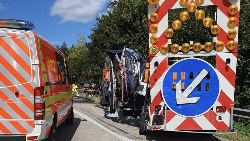 Ein Sattelzug war mit einem LKW der Autobahnmeisterei, der Mäharbeiten absicherte, kollidiert und kippte anschließend in die Böschung.