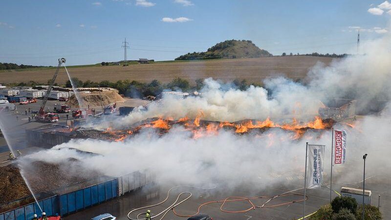 An großer Berg an Holzpaletten stand auf dem Industriegelände in Plaidt in Flammen.