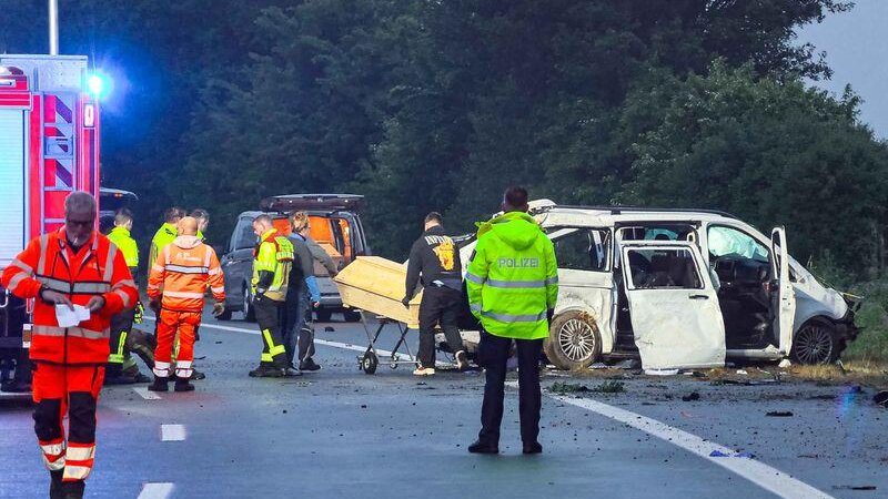 Bei einem Unfall eines Kleinbusses auf der Autobahn 48 bei Koblenz sind am 25. Mai drei Menschen tödlich verletzt worden.