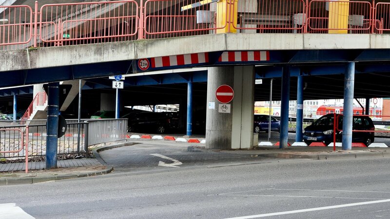 Die Einfahrt für den Radverkehr über den Linksabbieger von der Beatusstraße in Richtung Kardinal-Krementz-Straße mit Ziel “Altstadt” ist ab sofort möglich.