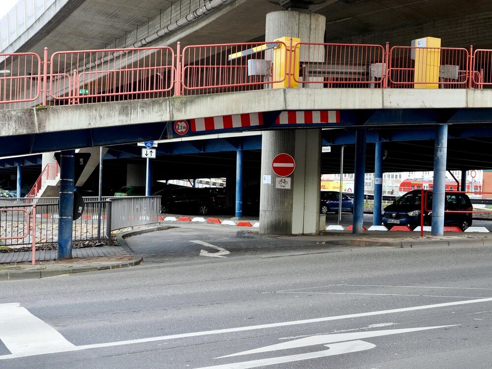 Die Einfahrt für den Radverkehr über den Linksabbieger von der Beatusstraße in Richtung Kardinal-Krementz-Straße mit Ziel “Altstadt” ist ab sofort möglich. Die Einfahrt für den Radverkehr über den Linksabbieger von der Beatusstraße in Richtung Kardinal-Krementz-Straße mit Ziel “Altstadt” ist ab sofort möglich.