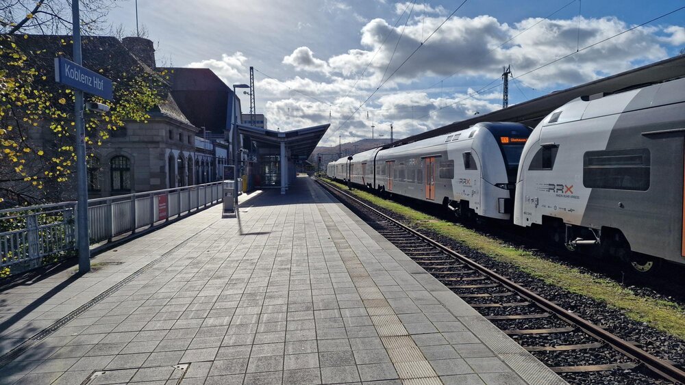 Ein Zug fährt in den Hauptbahnhof Koblenz. Ein Zug fährt in den Hauptbahnhof Koblenz.