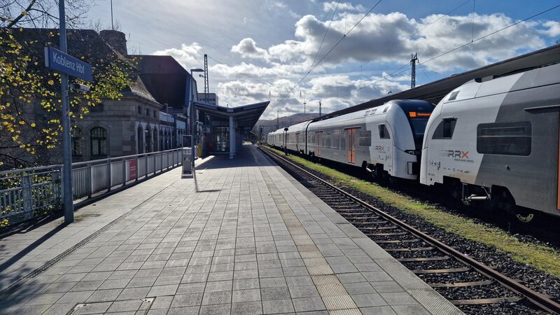 Ein Zug fährt in den Hauptbahnhof Koblenz.