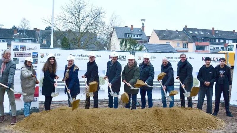 Oberbürgermeister David Langner (7.v.l.), Architekt Guido Fries (10.v.l.), Schulleiterin Nicole Staehle (3.v.l.), Projektleiterin (ZGM) Maren Preus (2.v.l.) und Amtsleiter (ZGM) Josef Heinen 