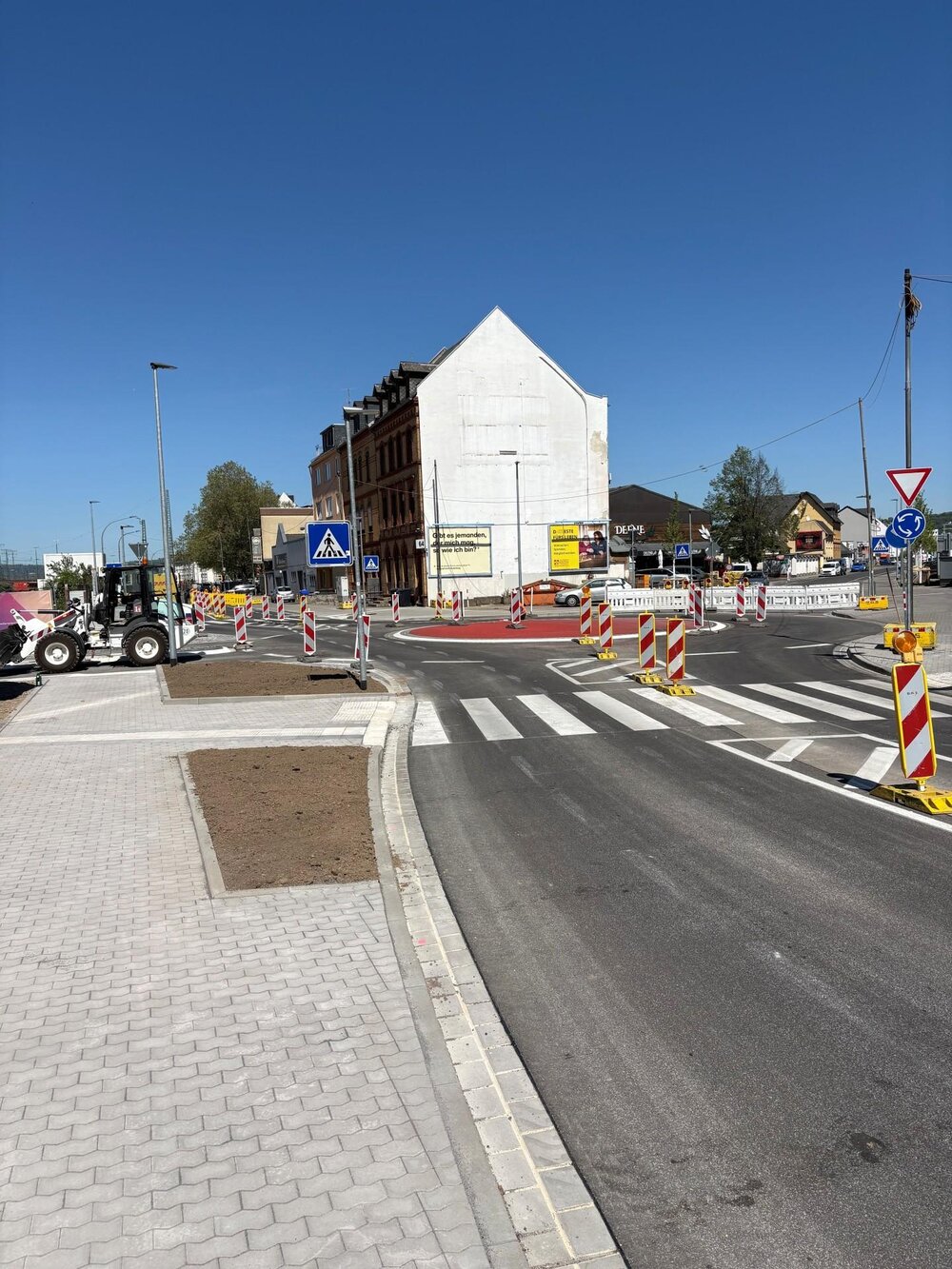 Der Kreisverkehr Andernacher Straße/ Wallersheimer Weg wird den Verkehrsfluss verbessern und das neue Wohnquartier „Rosenquartier“ anschließen.