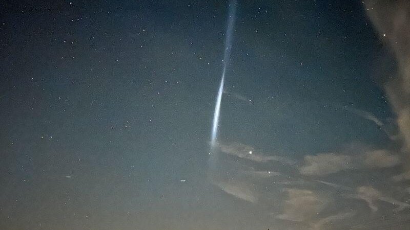 Was ist denn das? - Treibstofftropfen einer Rakete hinterlassen Lichtstreifen (Foto-Handout)