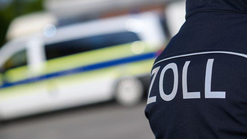 Zollbeamte finden 1,2 Tonnen Wasserpfeifentabak. (Symbolbild)