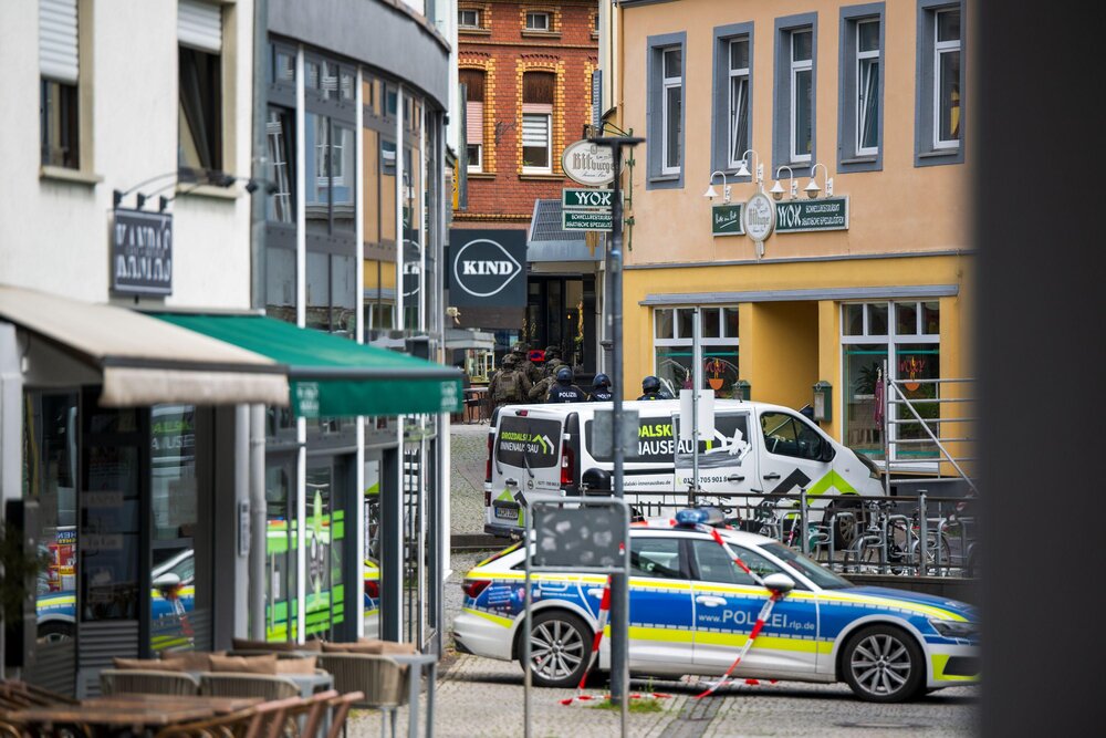 Das SEK hat sich Zugang zur Bankfiliale verschafft. Das SEK hat sich Zugang zur Bankfiliale verschafft.