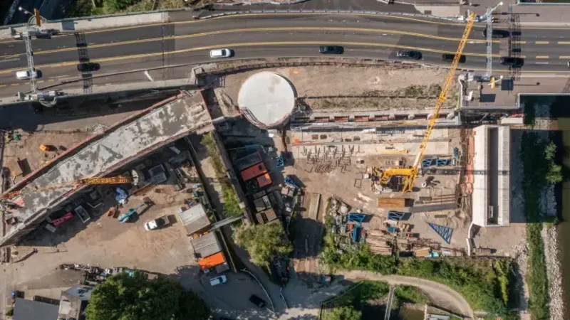 Der Rundturm dient als Auflage für die Auffahrt auf die neue Pfaffendorfer Brücke in paralleler Lage.