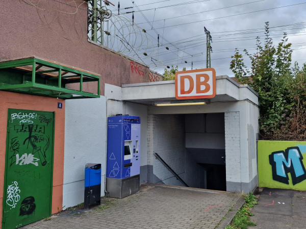 Aktuell ist die Unterführung am Bahnhof Lützel nicht barrierefrei und unterquert die Gleise nicht komplett. Das soll sich ändern.