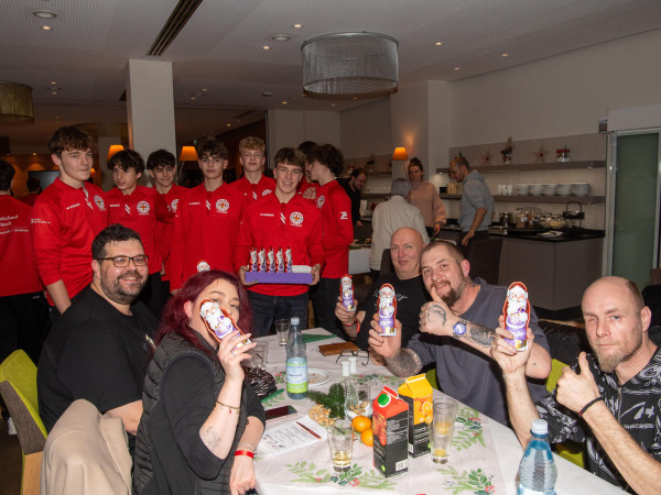 Als besondere Geste verteilten Jugendspieler des FC Rot-Weiss Koblenz Schoko-Nikoläuse an die Gäste.