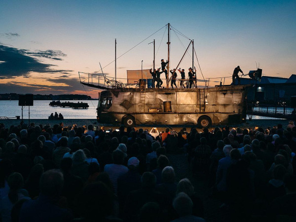 Als Walfangschiff „Pequod“ rollt der umgebaute Linienbus der Freien Bühne Wendland demnächst auch über die Kirmeswiese in Neuwied, um dort auf die Jagd nach dem weißen Pottwal Moby Dick zu gehen.