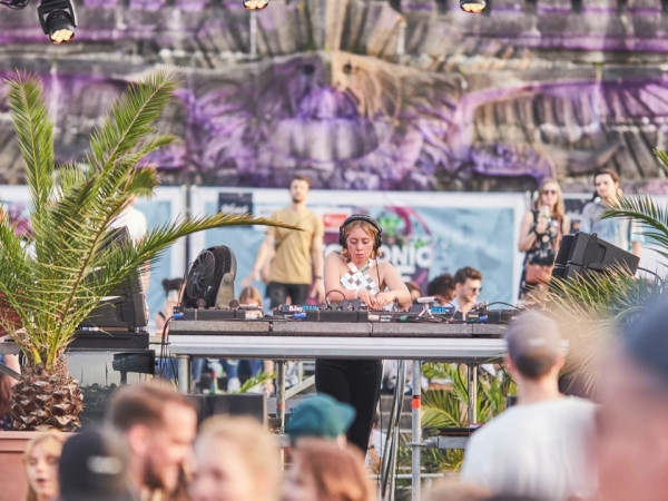 Am Deutschen Eck treffen bei Electronic Wine elektronische Beats auf edle Tropfen.