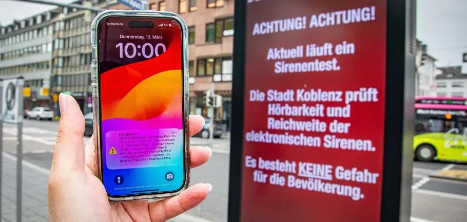 Am ersten landesweiten Warntag in Rheinland-Pfalz wurden in Koblenz neben den Sirenen, der Warnung per Cell Broadvast über Smartphones auch erstmals die digitalen Werbetafeln zur Warnung der Bevölkerung eingesetzt.