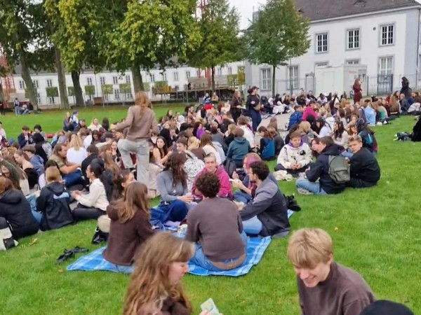 Am Koblenzer Schloss kamen zahlreiche Menschen zusammen, um Pudding mit der Gabel zu essen.