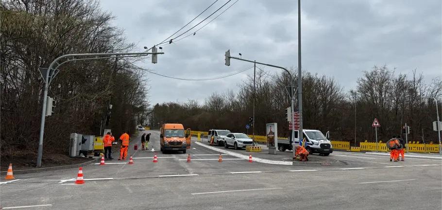 Am Kreuzungsbereich Oberweiher werden die letzten Markierungsarbeiten ausgeführt. Der Bereich soll am Freitag, 7. Februar gegen 17 Uhr für den Verkehr freigegeben werden. Am Kreuzungsbereich Oberweiher werden die letzten Markierungsarbeiten ausgeführt. Der Bereich soll am Freitag, 7. Februar gegen 17 Uhr für den Verkehr freigegeben werden.