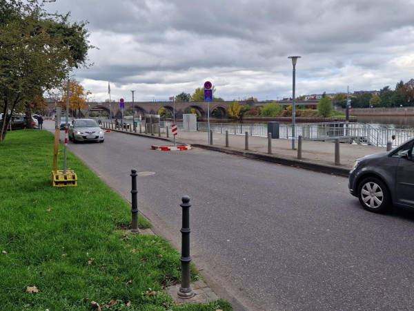 Am Peter-Altmeier-Ufer wurden eine Tempo-30-Zone, Fahrbahneinengungen und mobile Randsteine errichtet, um den Verkehr zu beruhigen.