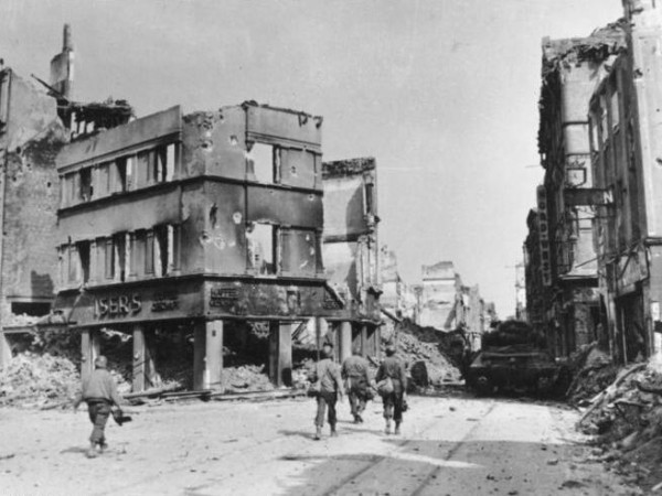 Amerikanische Soldaten in der Löhrstraße, März 1945