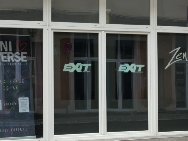 An den Fenstern sind bereits die ersten Zeichen des neuen Exits zu sehen.