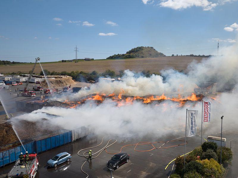 An großer Berg an Holzpaletten stand auf dem Industriegelände in Plaidt in Flammen.