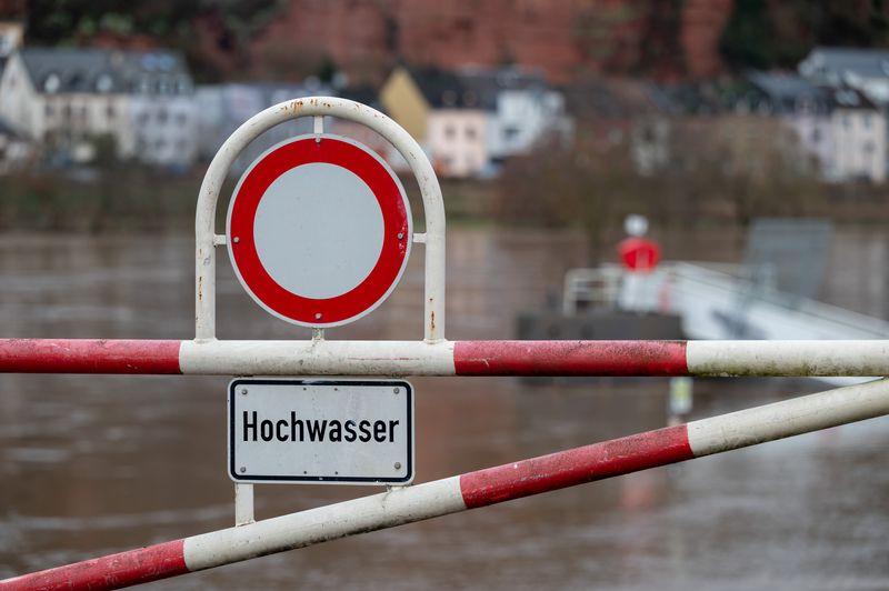 An Rhein und Mosel kommt es zu Überschwemmungen.
