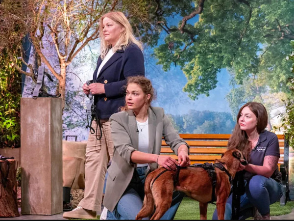 Andrea Heuser (l.) und Fiona Consuela Czerwionke aus Daaden präsentieren „Dogs Guard“ bei die Höhle der Löwen.