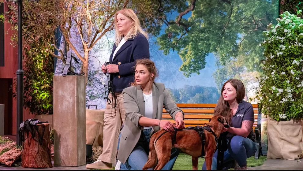 Andrea Heuser (l.) und Fiona Consuela Czerwionke aus Daaden präsentieren „Dogs Guard“ bei die Höhle der Löwen. Andrea Heuser (l.) und Fiona Consuela Czerwionke aus Daaden präsentieren „Dogs Guard“ bei die Höhle der Löwen.